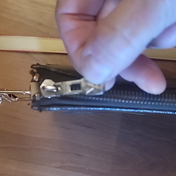 Elegant Brown Designer Shoulder Bag - Picture 3 of 12